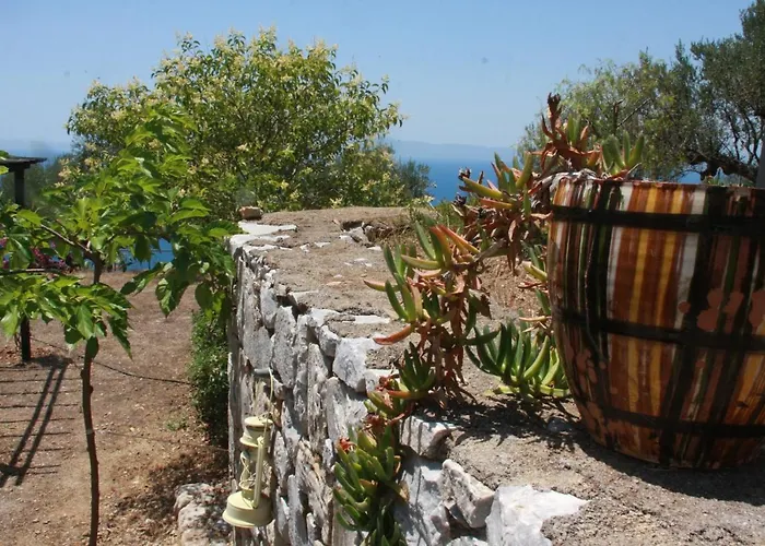 Sea And Mountain View קלמאטה